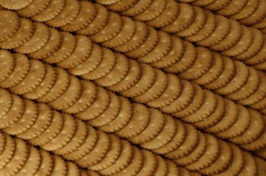 Tatlı tuzlu kraker. Klasik tuzlu kraker kahverengi ahşap bir masa üzerinde arka plan görüntüsü