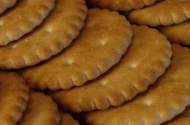 Tatlı tuzlu kraker. Klasik tuzlu kraker kahverengi ahşap bir masa üzerinde arka plan görüntüsü