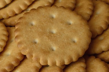 Tatlı tuzlu kraker. Klasik tuzlu kraker kahverengi ahşap bir masa üzerinde arka plan görüntüsü