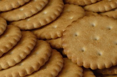 Tatlı tuzlu kraker. Klasik tuzlu kraker kahverengi ahşap bir masa üzerinde arka plan görüntüsü