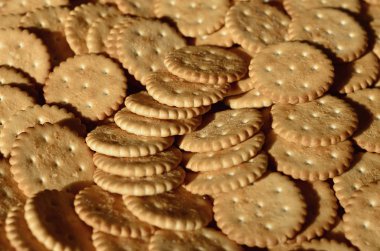 Tatlı tuzlu kraker. Klasik tuzlu kraker kahverengi ahşap bir masa üzerinde arka plan görüntüsü