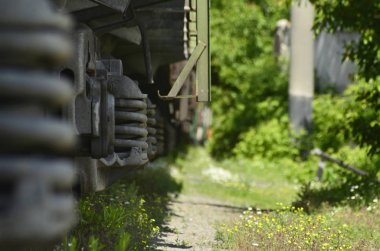 Bir yük treni ile manzara. Demiryolu taşıma bahar sezonu