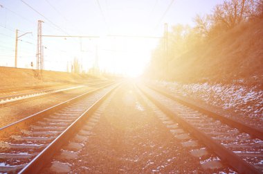 Manzara parlak güneş ışığı altında bir karlı Rus kış tren rayları ve uyuyanlar Aralık kar altında. Ayrıntılı Rus Demiryolları