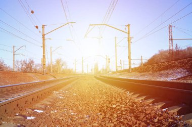 Manzara parlak güneş ışığı altında bir karlı Rus kış tren rayları ve uyuyanlar Aralık kar altında. Ayrıntılı Rus Demiryolları