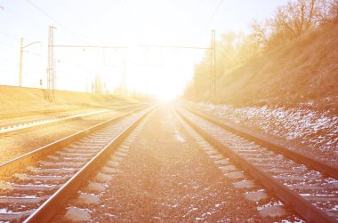 Manzara parlak güneş ışığı altında bir karlı Rus kış tren rayları ve uyuyanlar Aralık kar altında. Ayrıntılı Rus Demiryolları