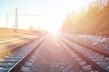 Manzara parlak güneş ışığı altında bir karlı Rus kış tren rayları ve uyuyanlar Aralık kar altında. Ayrıntılı Rus Demiryolları