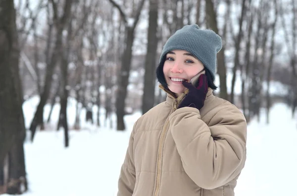 Porträt Einer Hübschen Kaukasischen Gepiercten Hipsterin Winterpark Sie Spricht Auf — Stockfoto