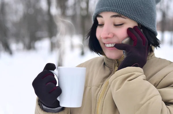 Linda Chica Joven Usar Abrigo Sombrero Invierno Cálido Divertido Modelo — Foto de Stock