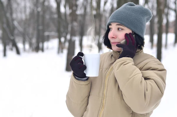Linda Chica Joven Usar Abrigo Sombrero Invierno Cálido Divertido Modelo — Foto de Stock