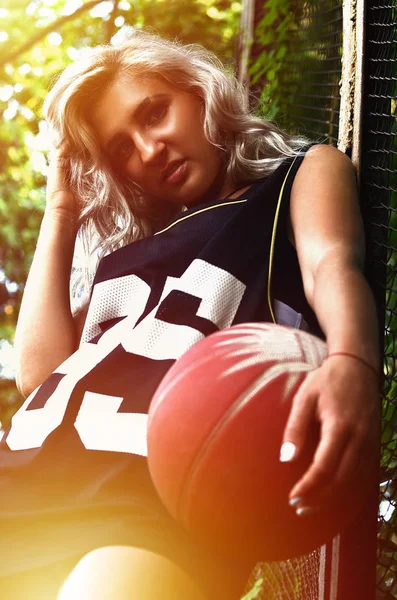 Jonge Aantrekkelijke Blonde Meisje Het Zwart Sport Straat Uniforme Korte — Stockfoto