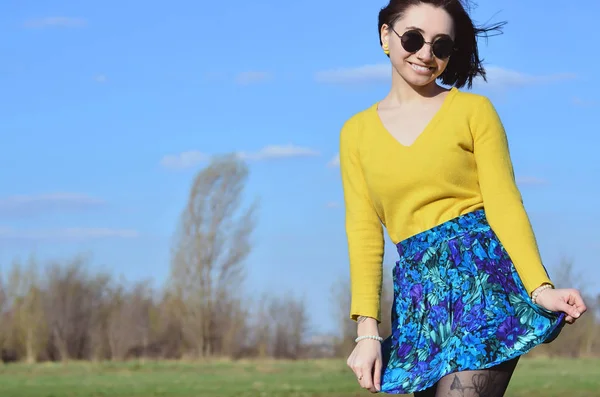 Eine Attraktive Und Hübsche Brünette Leuchtend Gelbem Pullover Und Mit — Stockfoto