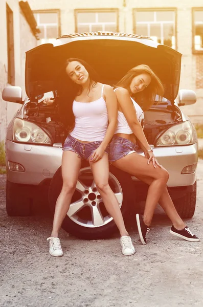 Dos Chicas Caucásicas Jóvenes Sexy Rubia Morena Con Llaves Rueda —  Fotos de Stock