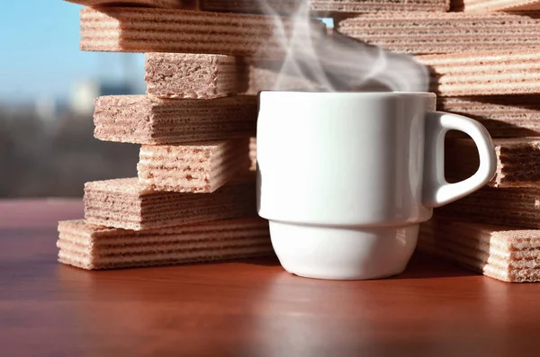 Bir Fincan Sıcak Kahve Bir Kahverengi Ahşap Yüzey Üzerinde Farklı — Stok fotoğraf