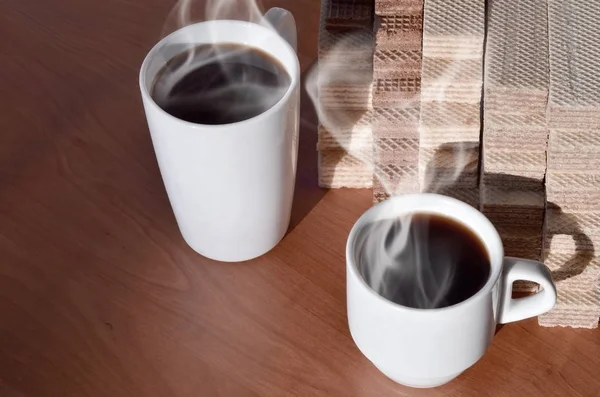 Eine Tasse Heißen Kaffee Und Eine Handvoll Klassischer Russischer Waffeln — Stockfoto