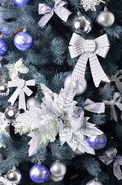 Bir Noel ağacı ayrıntıları. Ayrıntı atış asılı şeritler ve Noel oyuncaklar ile Noel ağacı dalı. Noel ve yeni yıl geleneksel kutlama kavramı. Dünya geleneği