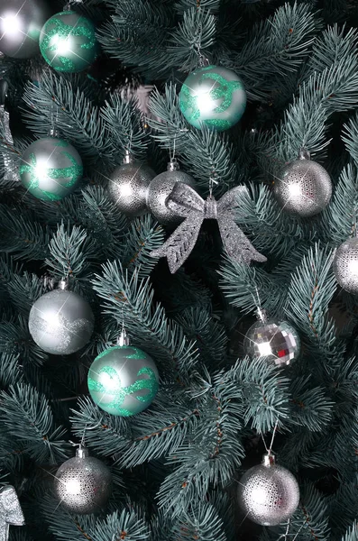 Noel ağacının detaylı fotoğraf hediyeler, parlak renkli küresel oyuncaklar, kurdeleler ve çelenk yakın çekim ile dekore edilmiştir. Noel kartları veya yeni yıl için arka plan broşürler