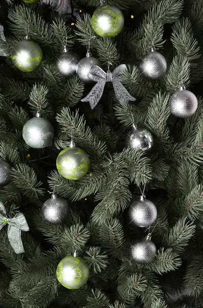 Foto Detalhada Árvore Natal Decorada Com Presentes Brinquedos Esféricos Coloridos — Fotografia de Stock