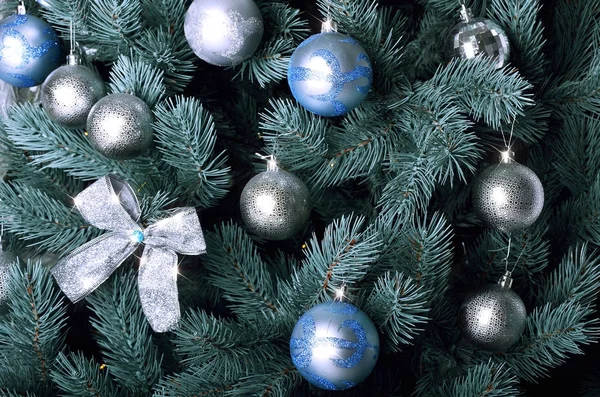 详细照片的圣诞树装饰与礼品 明亮的彩色球形玩具 丝带和花环特写 圣诞贺卡或新年传单的抽象背景 — 图库照片