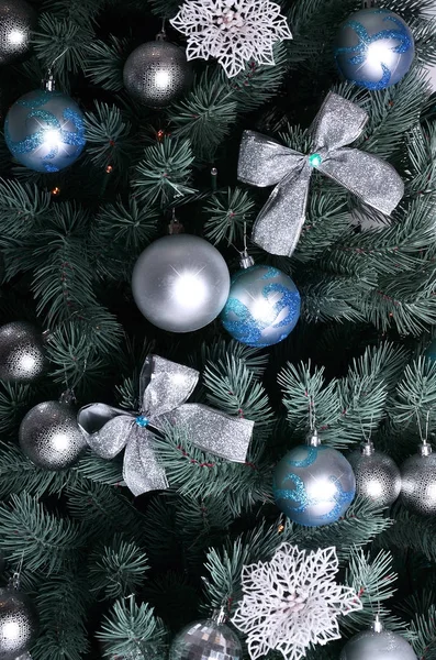 Noel ağacının detaylı fotoğraf hediyeler, parlak renkli küresel oyuncaklar, kurdeleler ve çelenk yakın çekim ile dekore edilmiştir. Noel kartları veya yeni yıl için arka plan broşürler