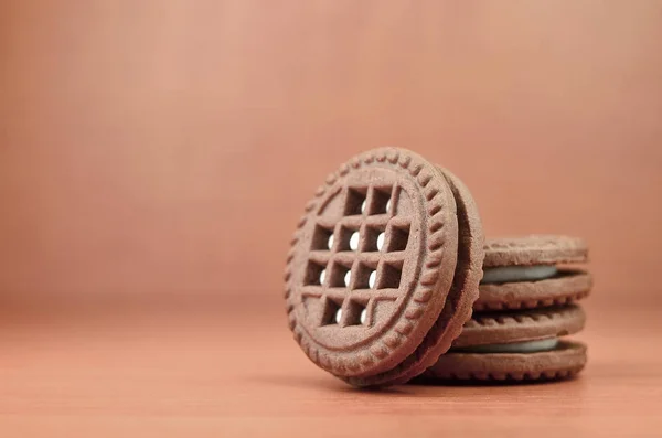 Čokoládový Sendvič Kulaté Sušenky Vanilkovou Krémovou Náplní Hnědý Dřevěný Stůl — Stock fotografie