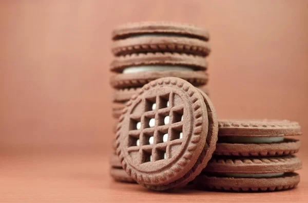 Haldy Čokoláda Čip Cookies Plněné Vanilkovou Bílý Krém Leží Dřevěný — Stock fotografie