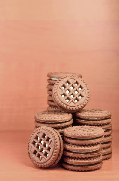 Čokoládový Sendvič Kulaté Sušenky Vanilkovou Krémovou Náplní Hnědý Dřevěný Stůl — Stock fotografie