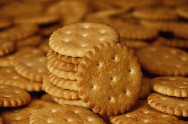 Tatlı tuzlu kraker. Klasik tuzlu kraker kahverengi ahşap bir masa üzerinde arka plan görüntüsü