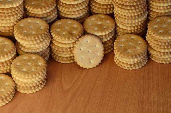 Arka plan resmini klasik tuzlu kraker boşaltmak bir kahverengi ahşap tablo