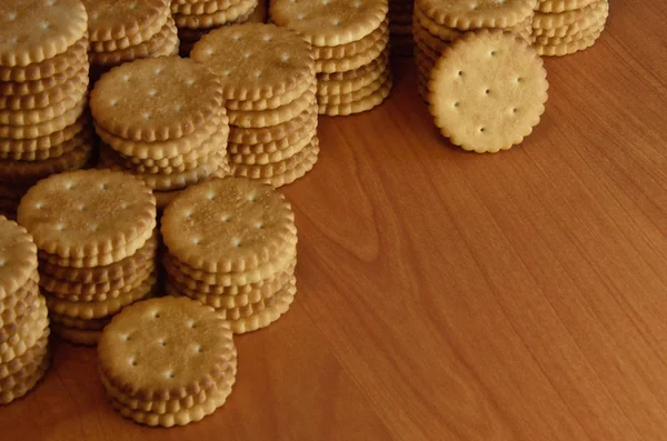 Arka plan resmini klasik tuzlu kraker boşaltmak bir kahverengi ahşap tablo