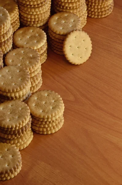 Arka plan resmini klasik tuzlu kraker boşaltmak bir kahverengi ahşap tablo