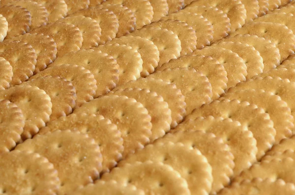 Tatlı tuzlu kraker. Klasik tuzlu kraker kahverengi ahşap bir masa üzerinde arka plan görüntüsü