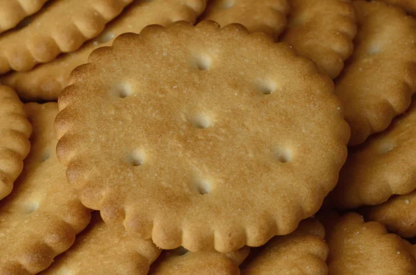 Tatlı tuzlu kraker. Klasik tuzlu kraker kahverengi ahşap bir masa üzerinde arka plan görüntüsü