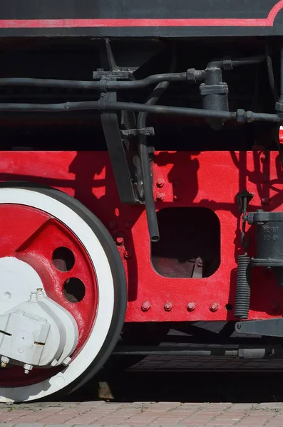 Piros Kerekek Régi Fekete Szovjet Steam Locomotive — Stock Fotó