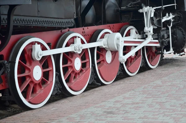 Rote Räder Einer Alten Schwarzen Sowjetischen Dampflokomotive — Stockfoto