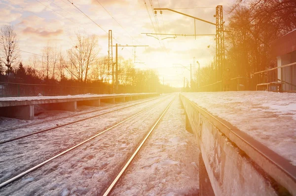 Abendliche Winterlandschaft Mit Dem Bahnhof Schneebedeckter Bahnsteig Sonnenlicht Bei Sonnenuntergang — Stockfoto