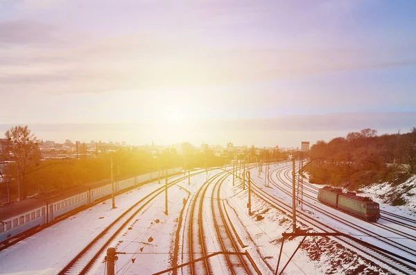Winterlandschap Met Een Trein Van Spoorwegen Een Spoorlijn Die Omgeven — Stockfoto