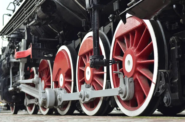 老苏联黑蒸汽机车的红色轮子 旧苏联蒸汽火车车轮 — 图库照片
