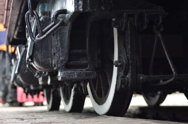 俄罗斯现代机车车轮 从侧面看 交通运输业的理念 电动列车下的重型车轮及机构 — 图库照片
