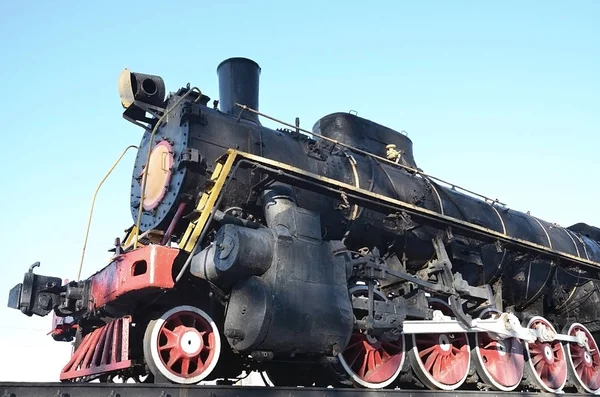 仿古黑色复古 火车在轨道上 苏联的工业成就一座丰碑 — 图库照片