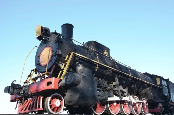 Retro Trem Preto Antigo Caminho Certo Monumento Realizações Industriais União — Fotografia de Stock