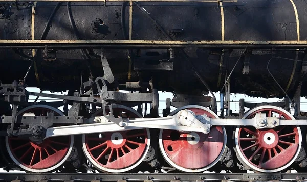 赤ホイールの古いソビエト連邦の黒い蒸気機関車です 旧ソ連の車輪蒸気鉄道 — ストック写真