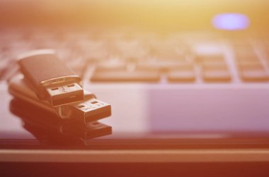 USB birden parlamak oyun kağıdı siyah dizüstü durumda onun klavye önünde yatan. Sanal bellek depolama Usb çıkışı ile