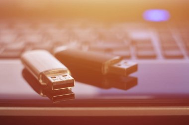 USB birden parlamak oyun kağıdı siyah dizüstü durumda onun klavye önünde yatan. Sanal bellek depolama Usb çıkışı ile