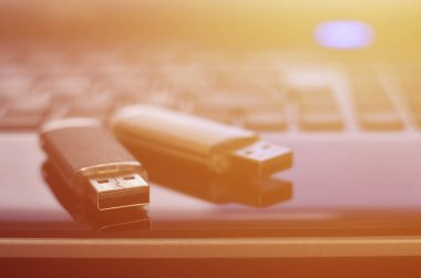 USB birden parlamak oyun kağıdı siyah dizüstü durumda onun klavye önünde yatan. Sanal bellek depolama Usb çıkışı ile