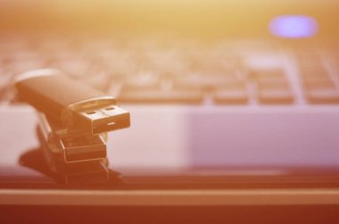 USB birden parlamak oyun kağıdı siyah dizüstü durumda onun klavye önünde yatan. Sanal bellek depolama Usb çıkışı ile