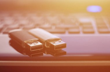 USB birden parlamak oyun kağıdı siyah dizüstü durumda onun klavye önünde yatan. Sanal bellek depolama Usb çıkışı ile
