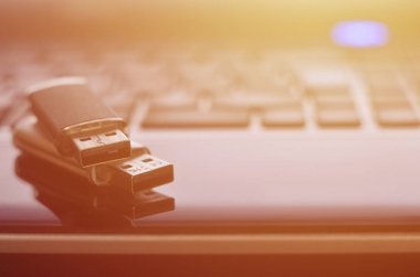 USB birden parlamak oyun kağıdı siyah dizüstü durumda onun klavye önünde yatan. Sanal bellek depolama Usb çıkışı ile