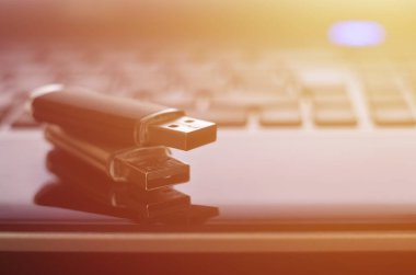 USB birden parlamak oyun kağıdı siyah dizüstü durumda onun klavye önünde yatan. Sanal bellek depolama Usb çıkışı ile