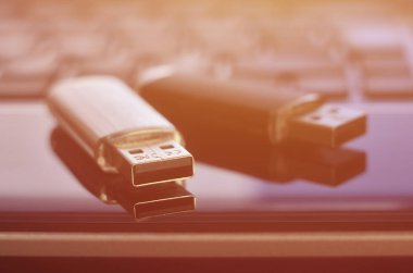 USB birden parlamak oyun kağıdı siyah dizüstü durumda onun klavye önünde yatan. Sanal bellek depolama Usb çıkışı ile