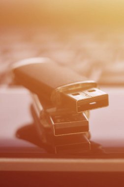 USB birden parlamak oyun kağıdı siyah dizüstü durumda onun klavye önünde yatan. Sanal bellek depolama Usb çıkışı ile